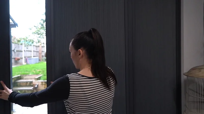 closingslidingdoorblinds.png